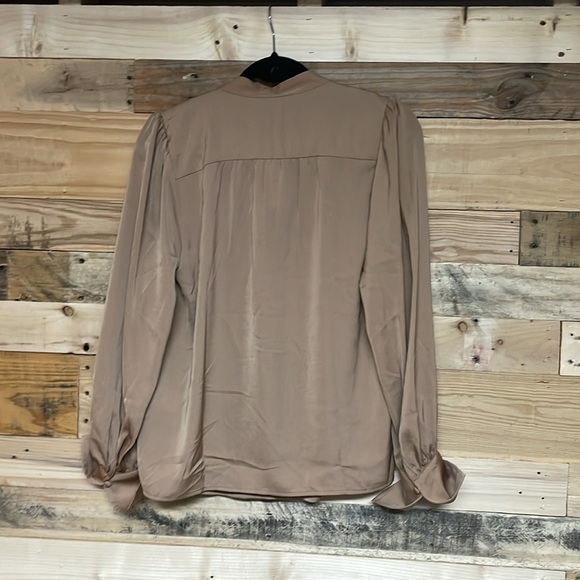 Banana Republic size Small Tan V-Neck Long Sleeve Silk Lightweight Blouse - Picture 8 of 8